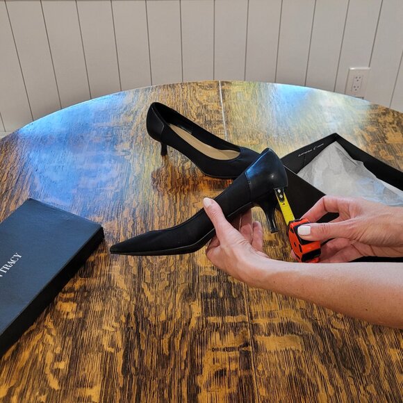 Like New Ellen Tracy Women's Black Low Heels Pumps shoes. Size 7. - Picture 7 of 9